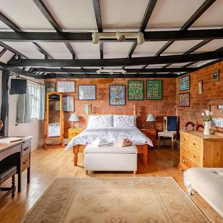 Cozy One-Bedroom Cottage In Great Tey Exterior photo