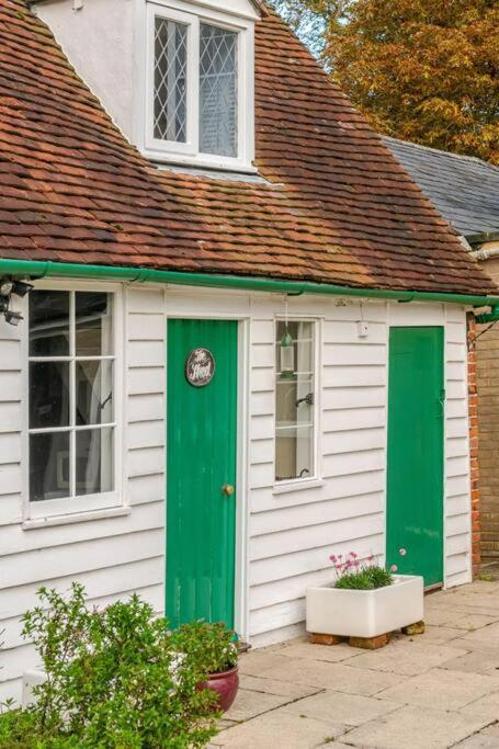 Cozy One-Bedroom Cottage In Great Tey Exterior photo