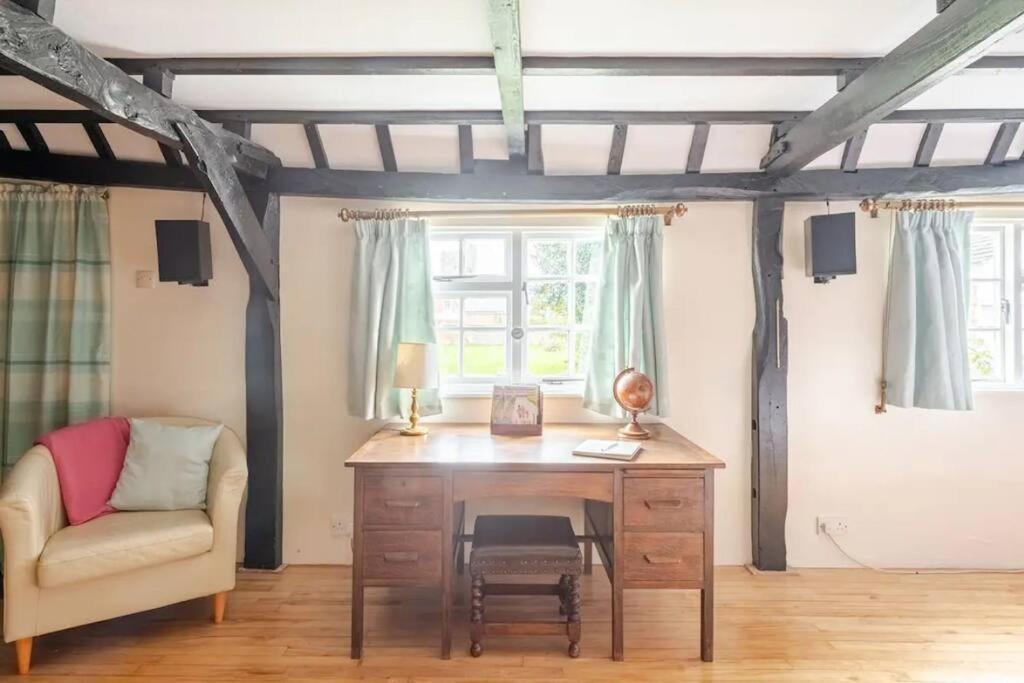 Cozy One-Bedroom Cottage In Great Tey Exterior photo