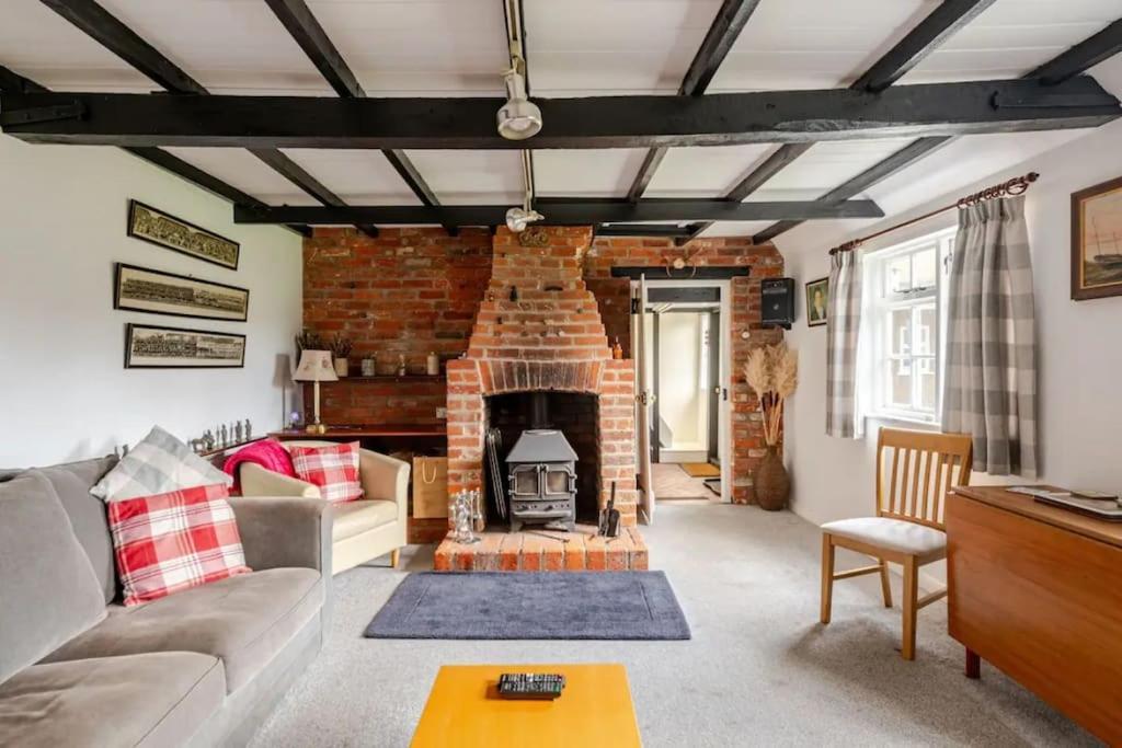 Cozy One-Bedroom Cottage In Great Tey Exterior photo