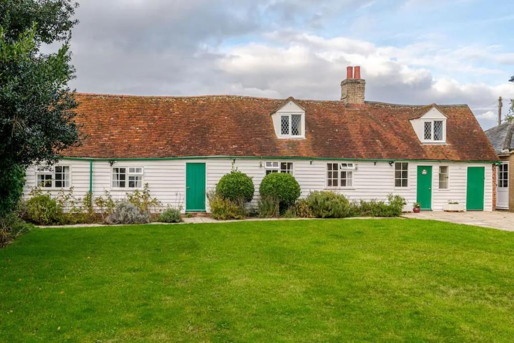 Cozy One-Bedroom Cottage In Great Tey Exterior photo