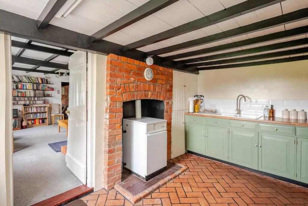 Cozy One-Bedroom Cottage In Great Tey Exterior photo