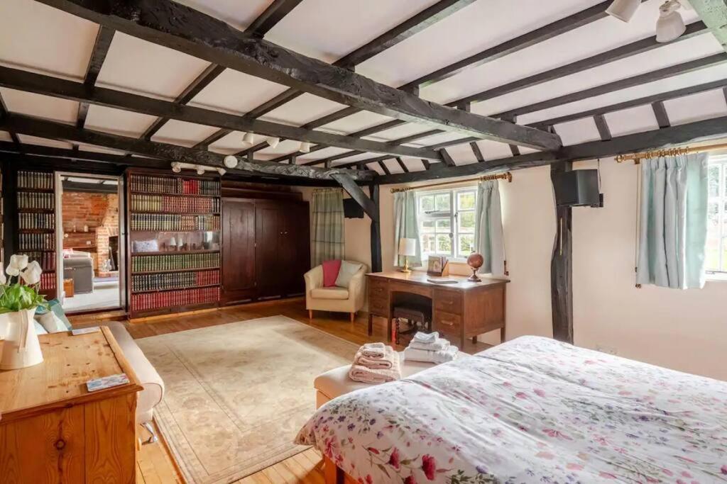 Cozy One-Bedroom Cottage In Great Tey Exterior photo