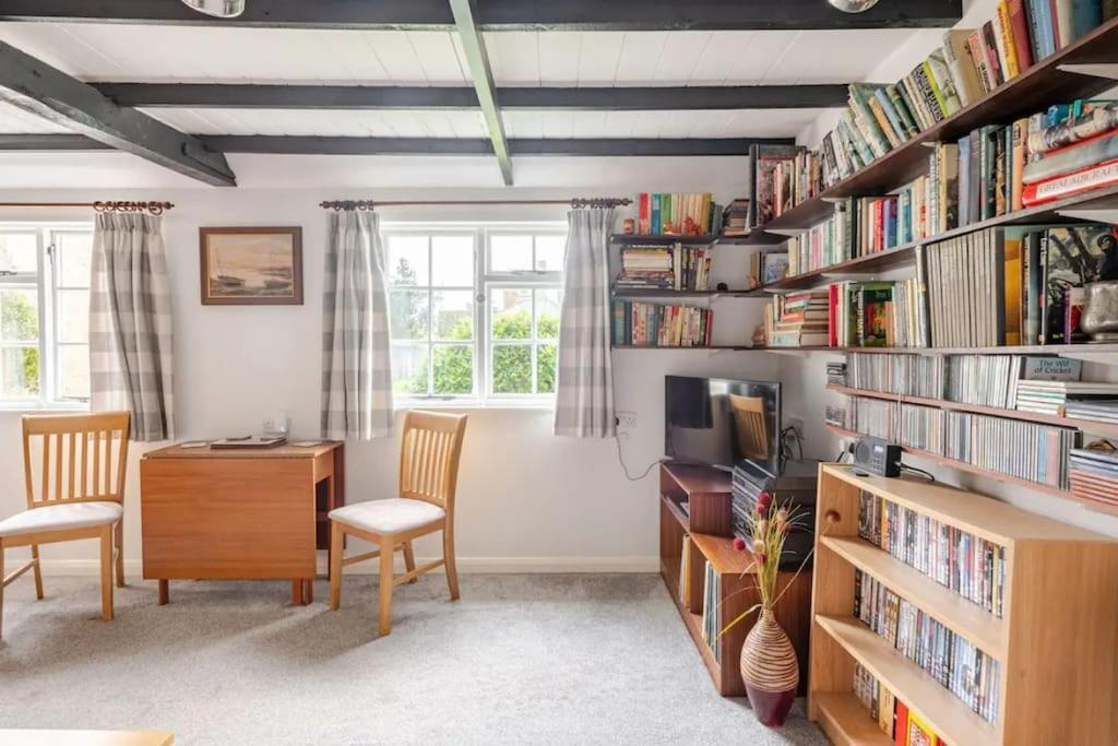 Cozy One-Bedroom Cottage In Great Tey Exterior photo