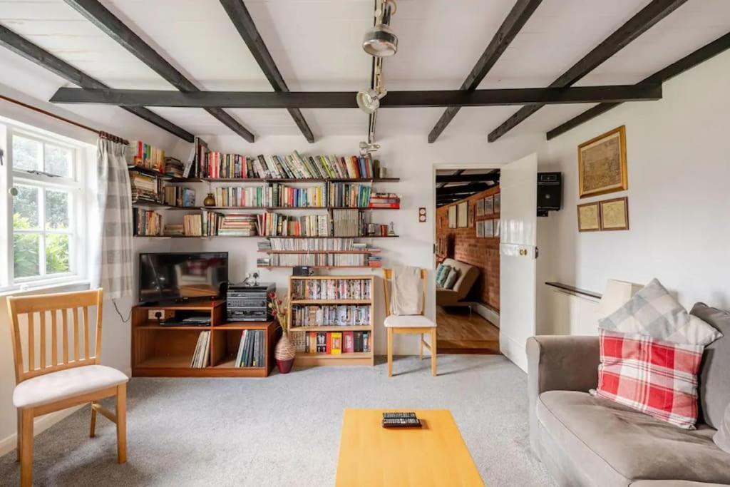 Cozy One-Bedroom Cottage In Great Tey Exterior photo